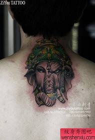 Το λαιμό του παιδιού είναι δημοφιλές με δροσερά τατουάζ ελέφαντα