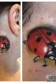 modely vita amin'ny tattoo ladybug kely sy tsara tarehy amin'ny tendany
