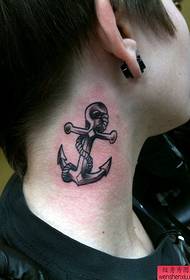 Obraz pokazujący tatuaż zalecał wzór tatuażu na szyi