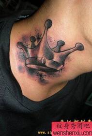 男性的脖子非常個性化的皇冠紋身圖案