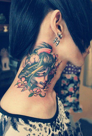 personalizirana tetovaža gejše na vratu