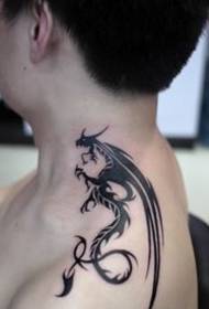 imagen de tatuaje de tótem pterosaurio negro de cuello de hombre
