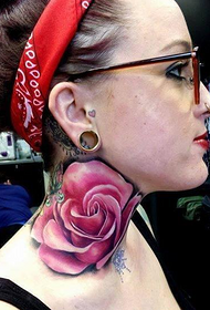 foto di tatuaggio di loto di colore collo femminile