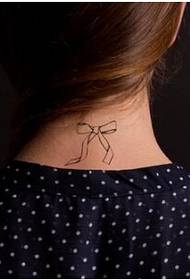 美女颈部小巧漂亮好看的蝴蝶结纹身图图片