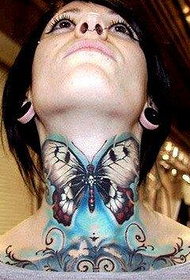 Wunderschönes und stylisches Schmetterling Tattoo am Hals der Frau