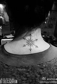 prekrasan prekrasan uzorak tetovaža snježne pahulje