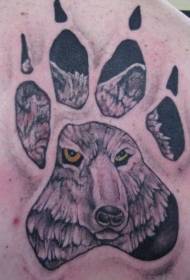 το γκρίζο νύχι γκρίζο ώμο και το σχέδιο τατουάζ του λύκου