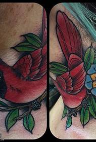 Узорак цвијета тетоваже на врату прогутати