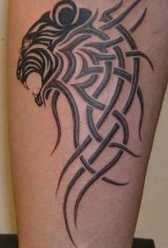 noga crna plemenska griva tetovaža na glavi lava