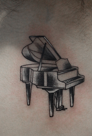 девојка на леђима на клавиру тетоважа