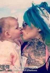 personlig hot mom kysser Biebi tatoveringsmønster