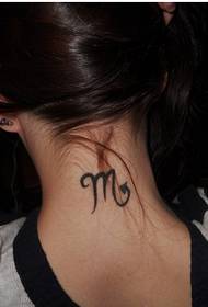 vrouwelijke nek mooie knappe constellatie tattoo patroon foto