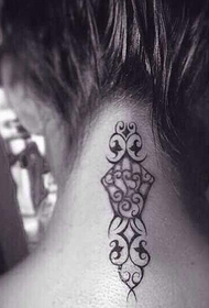 tatuagem de totem de pescoço feminino
