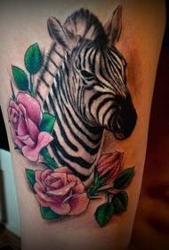 chidya chinevara cheZebra musoro uye pink rose tattoo maitiro