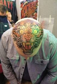 Voditelj nevjerojatnog uzorka tigrovih tetovaža u boji azijskog stila