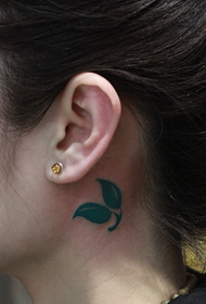 modelin e tatuazhit me gjethe jeshile të qafës së bukurisë