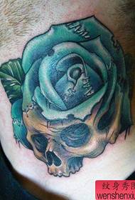 popolare modello classico del tatuaggio del cranio rosa del collo del ragazzo