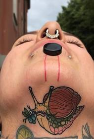 კისრის snail tattoo ნიმუში