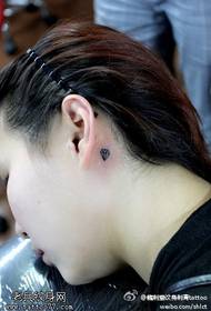 mali dijamantski uzorak tetovaže na vratu
