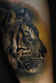 bracciu di colore realistu di mudellu di tatuaggio di testa di tigre