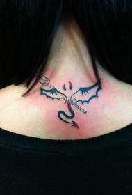 tatŵ adenydd cythraul bach a phoblogaidd gwddf menyw