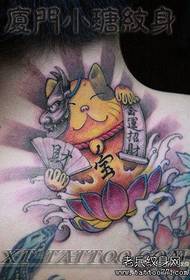 gerai atrodantis spalvingas labdaros katės tatuiruotės raštas prie kaklo