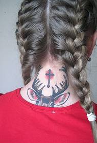 djevojka križ tetovaža