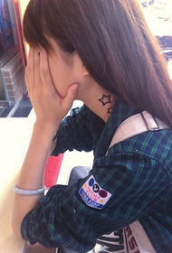 bel tatuaggio stella ragazza sul collo
