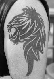 patrón de tatuaxe de cabeza de león tribal negro de ombreiro