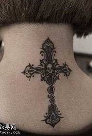 Patró de tatuatges amb tòtem creuat de coll
