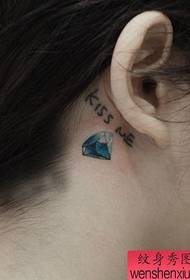 een klein gekleurd diamant-tatoeagepatroon bij de nek van het meisje