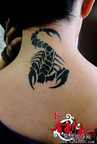 女孩脖子經典圖騰蝎子紋身圖案
