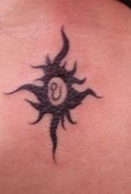 un collo dietro il modello infinito del tatuaggio del sole del totem