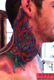 mužský krk je pekný farebný chryzantémový tetovací vzor