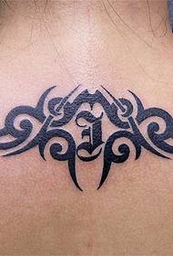 Vrouw nek totem wijnstok tattoo patroon