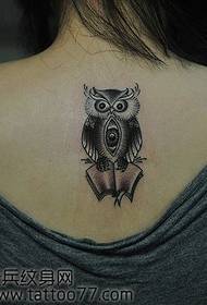 Motivo tatuaggio alternativo al gufo sul collo