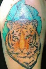 тиграста глава у боји рамена са узорком тетоваже зеленог лишћа