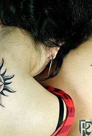 tatuaggio coppia: modello tatuaggio pentagramma sole collo coppia