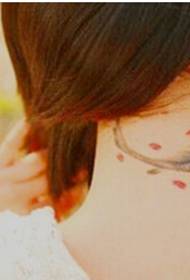 djevojka vrat lijepa i lijepa slika lignje tetovaža slika