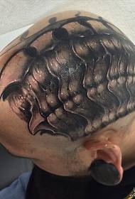 Czarno-szary mechaniczny wzór tatuażu głowy Europy i Stanów Zjednoczonych