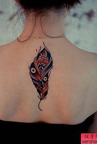 टैटू शो बार ने एक महिला के कंधे के पंख टैटू पैटर्न की सिफारिश की