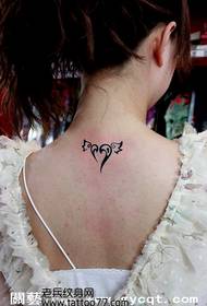 Cou de beauté beau motif de tatouage ailes d'amour totem