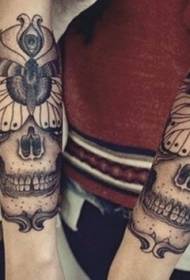 черный череп с татуировкой бабочки