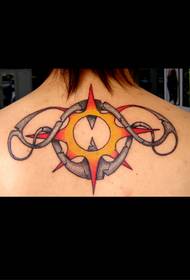 Modello di tatuaggio totem collo stile petrolchimico
