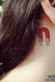 персонализированный рисунок татуировки на шее женщины
