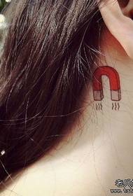 een gepersonaliseerd tattoo-patroon voor de nek van een vrouw