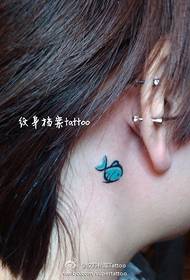 一個女孩的脖子可愛的小魚紋身圖案