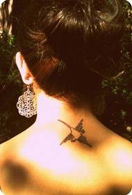 sieviešu kakla putna totēma tetovējums