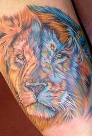 culore di gamba realista di mudellu di tatuaggi di testa di leone