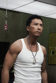Tatuaggio sul collo di Donnie Yen 32784 - bellissimo motivo a stella a sei punte con scollo a forma di ragazza